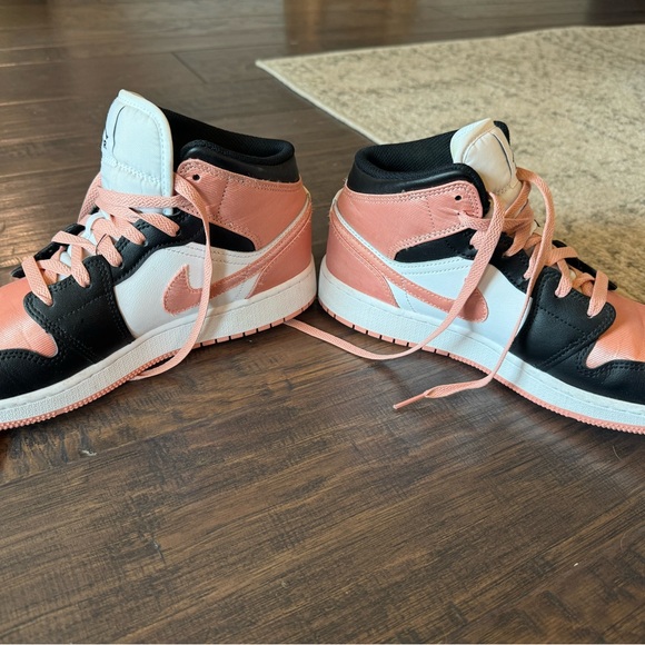 Nike Jordan's size 7Y - Picture 4 of 6